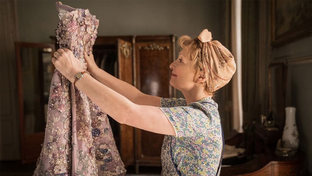 Mrs. Harris und ein Kleid von Dior backdrop 4