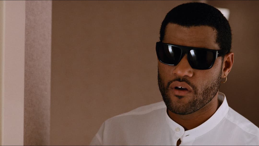 Під прикриттям backdrop 18