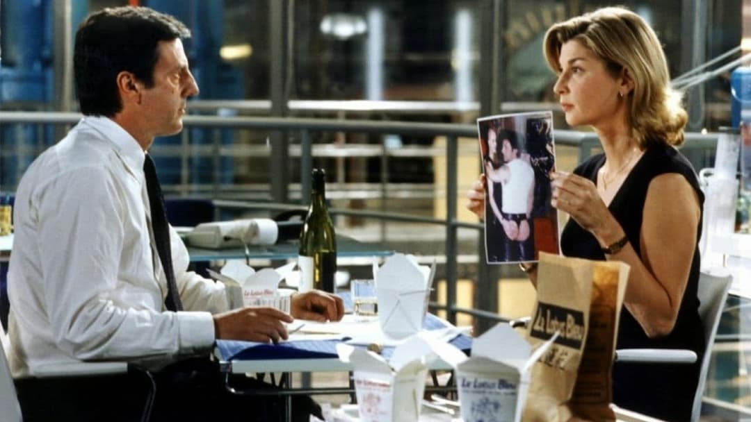 Ein Mann sieht rosa backdrop 13