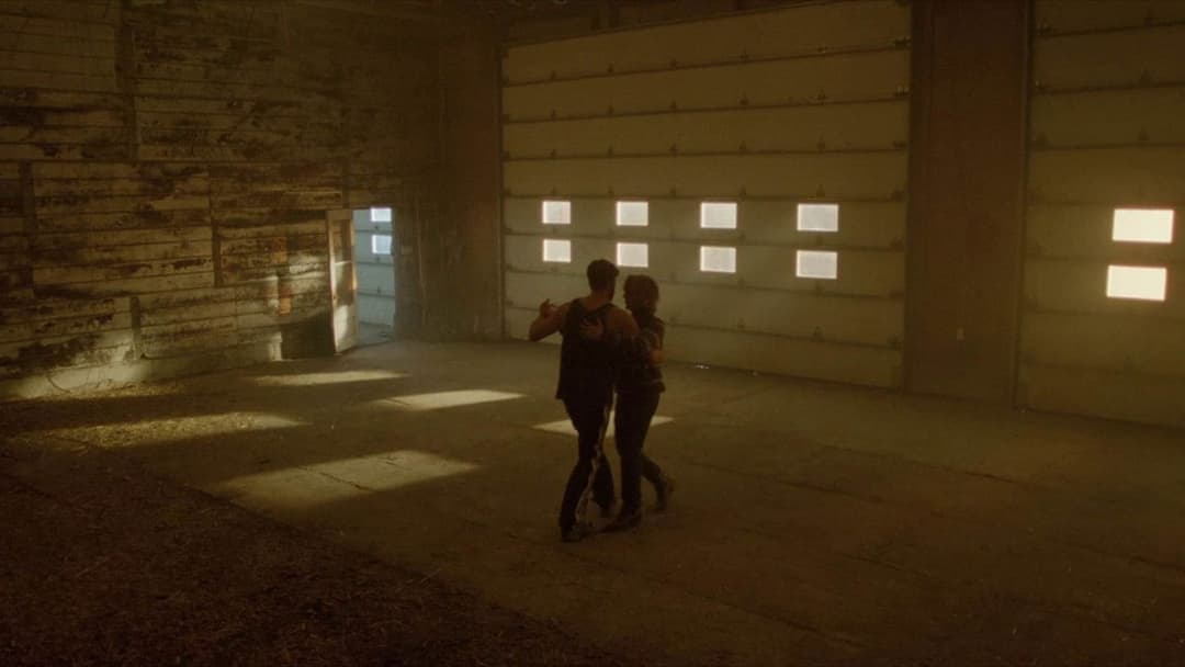 Том на фермі backdrop 18