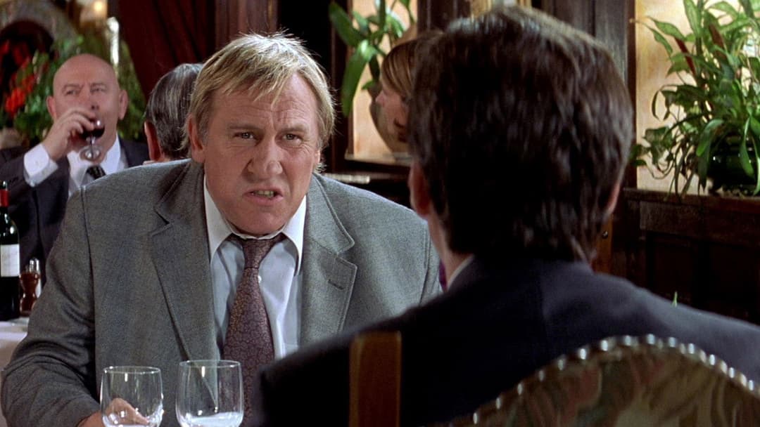 Ein Mann sieht rosa backdrop 3