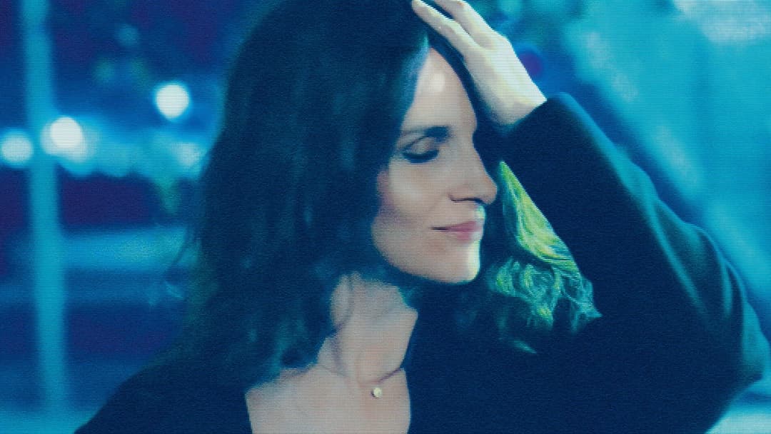 Celle que vous croyez backdrop 1