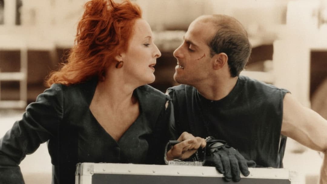 Родина Блю під прикриттям backdrop 3