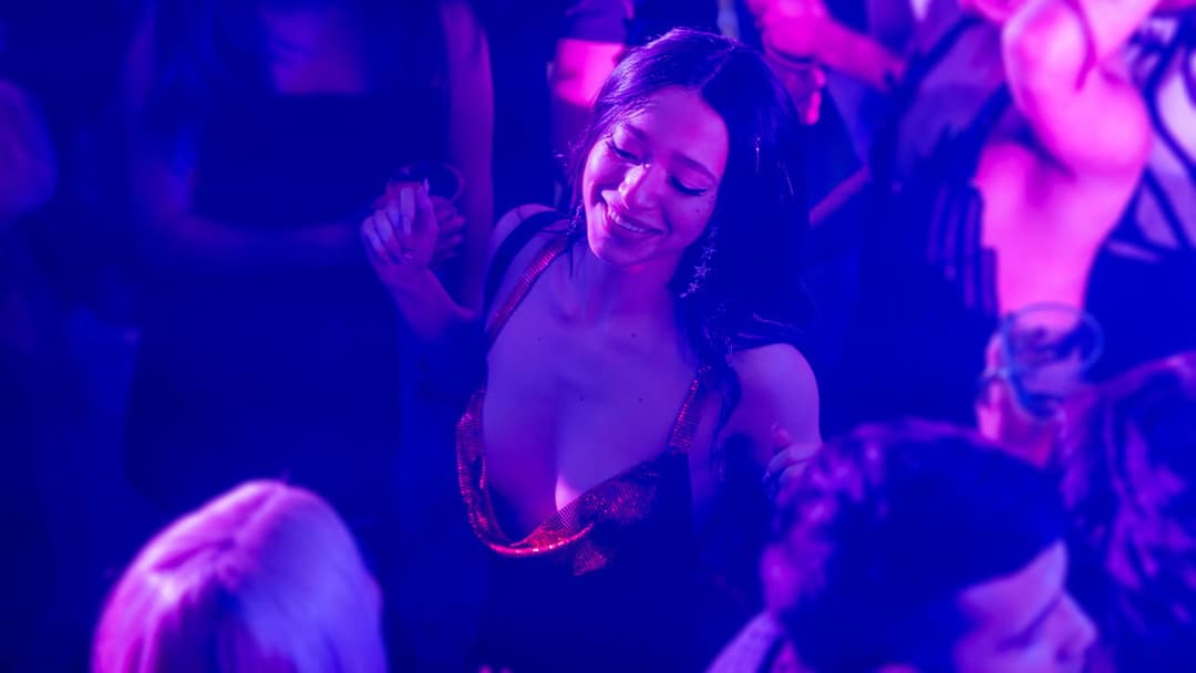 Анора backdrop 7