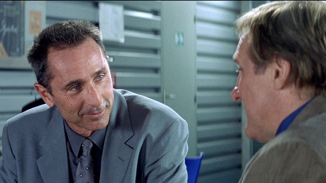 Ein Mann sieht rosa backdrop 8