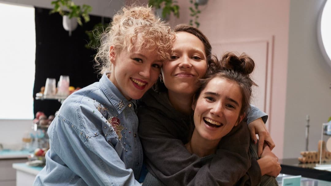 Дівчата, дівчата, дівчата backdrop 3