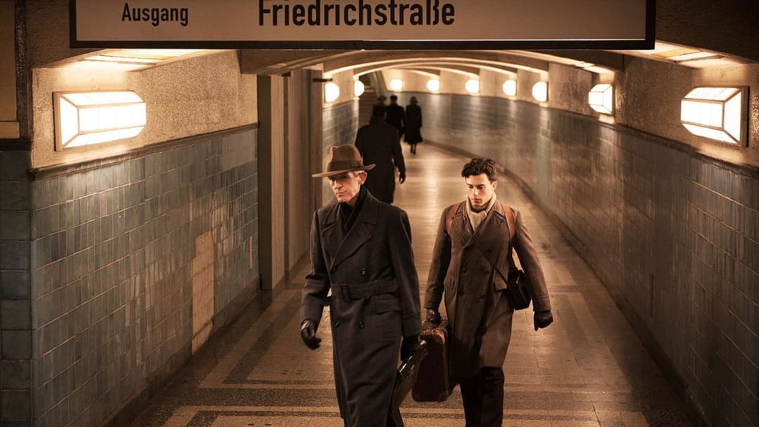 Die Unsichtbaren backdrop 14