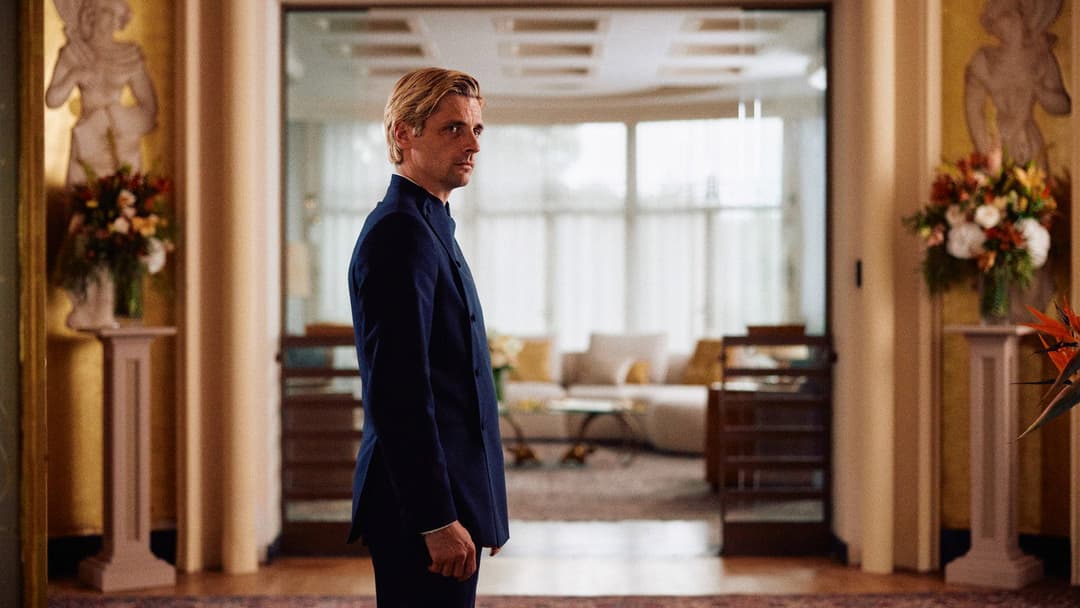 The Richest Woman in the World backdrop 10