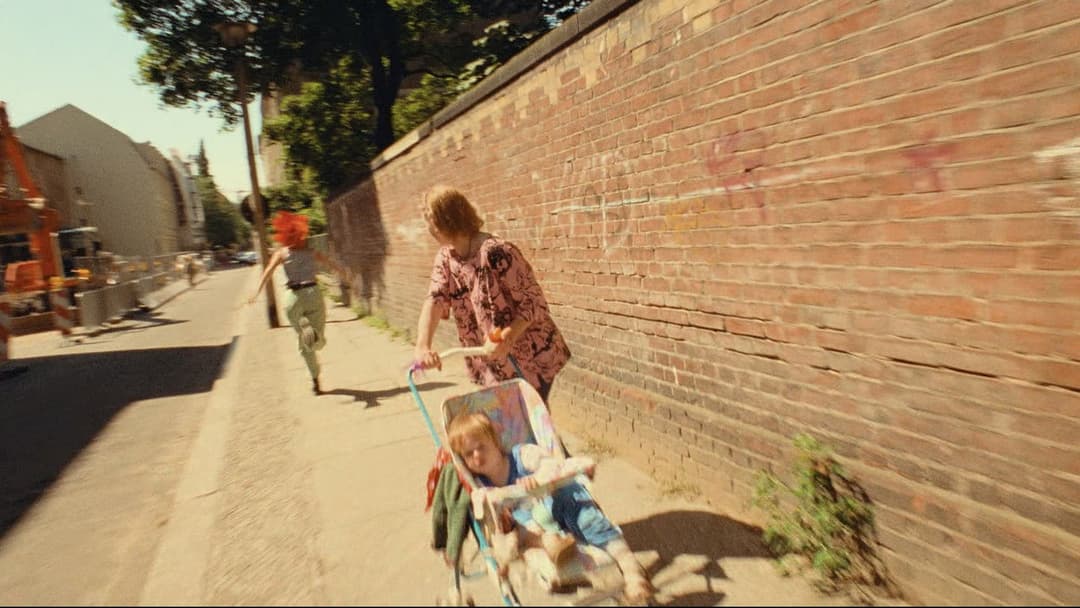 Біжи, Лоло, біжи backdrop 5