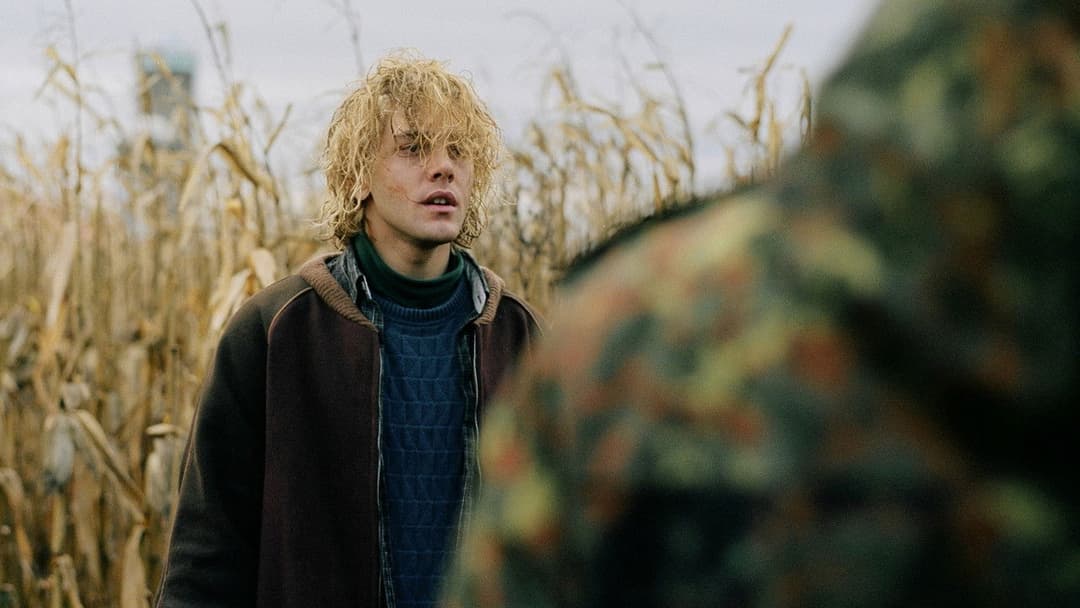 Том на фермі backdrop 3