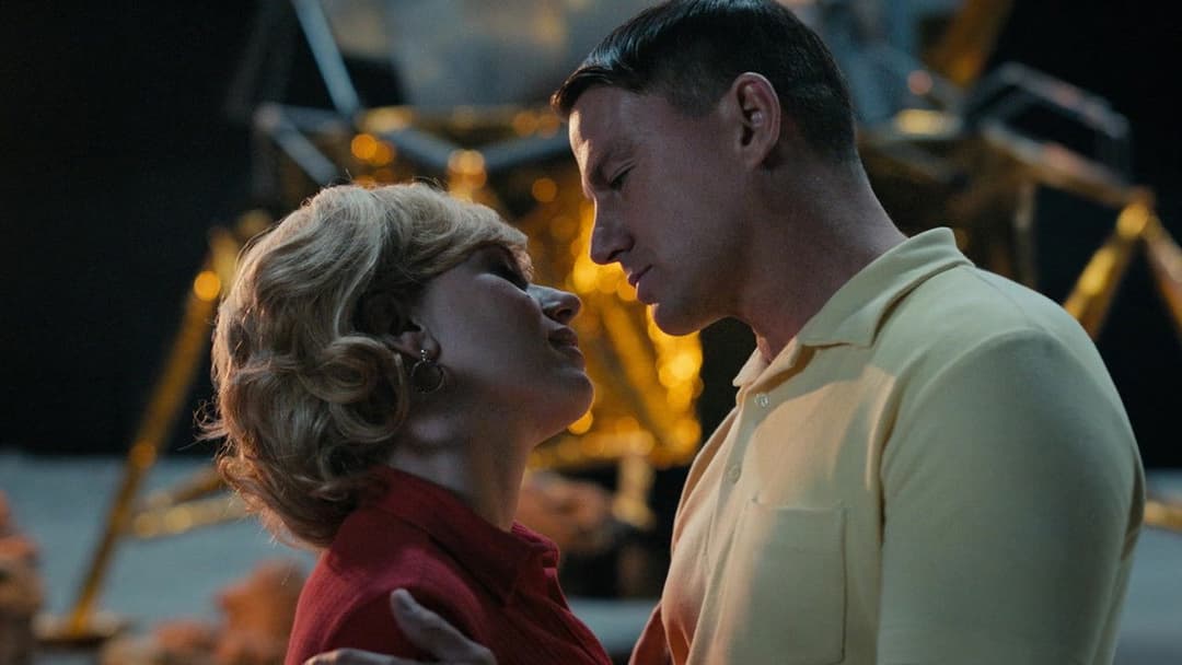 Забери мене на місяць backdrop 3