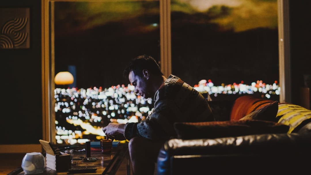 Ми всі - незнайомці backdrop 16