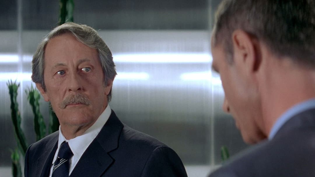 Ein Mann sieht rosa backdrop 1