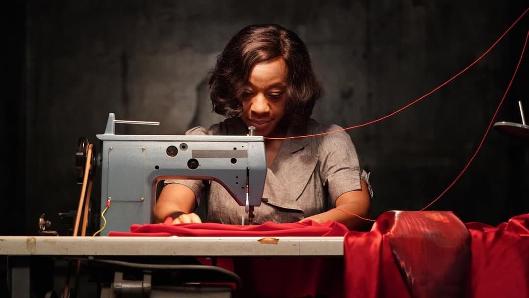 Маленька червона сукня backdrop 2