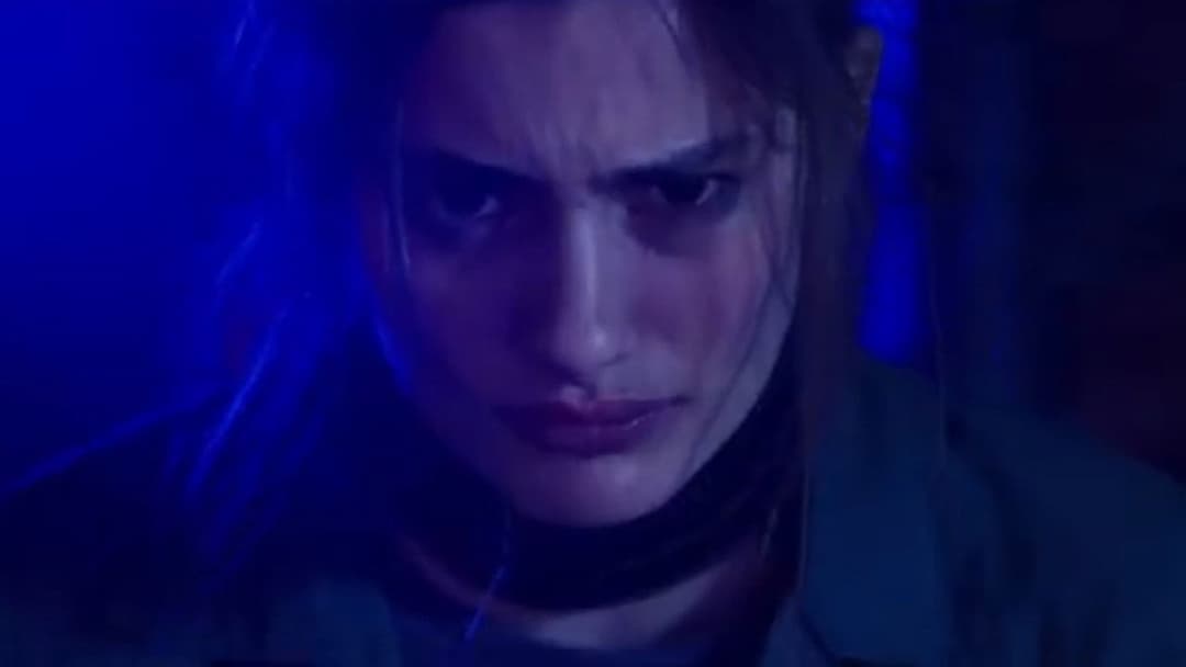 Ma - Sie sieht alles backdrop 12