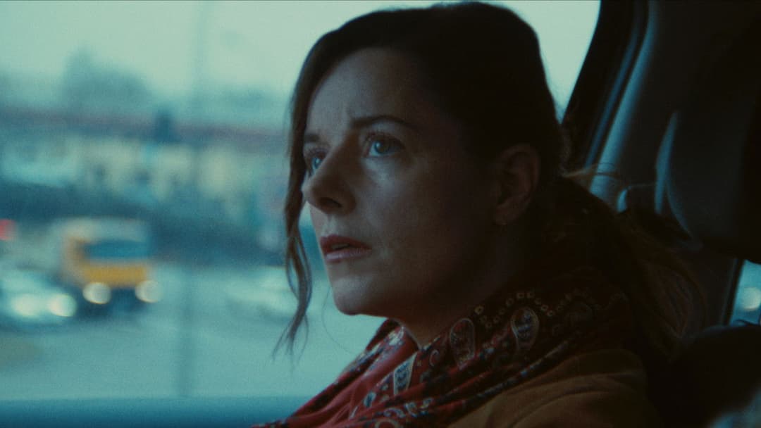 Julie - eine Frau gibt nicht auf backdrop 16