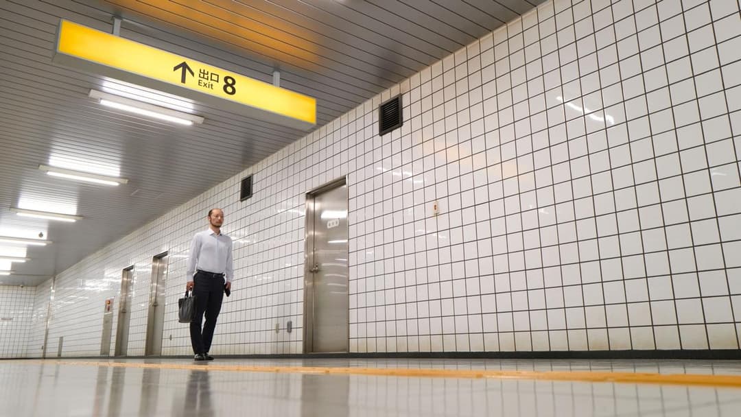 Вихід 8 backdrop 7