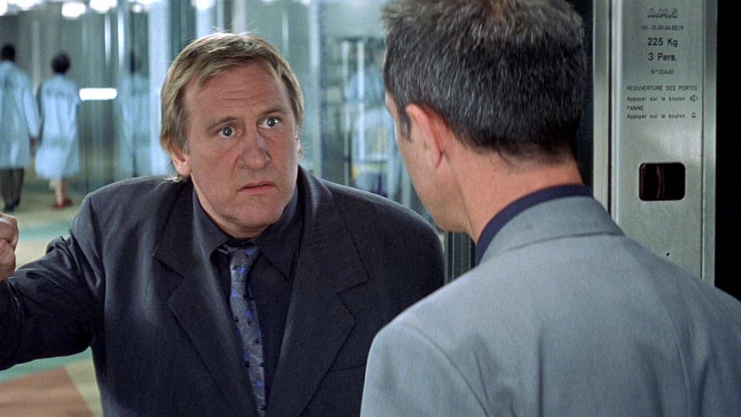 Ein Mann sieht rosa backdrop 6