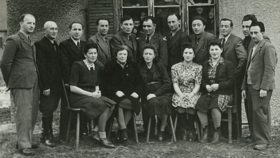 Les survivants, l'impossible départ après la Shoah backdrop 5