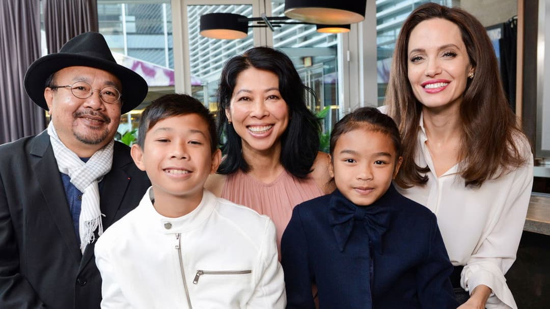 Спочатку вони вбили мого батька backdrop 13