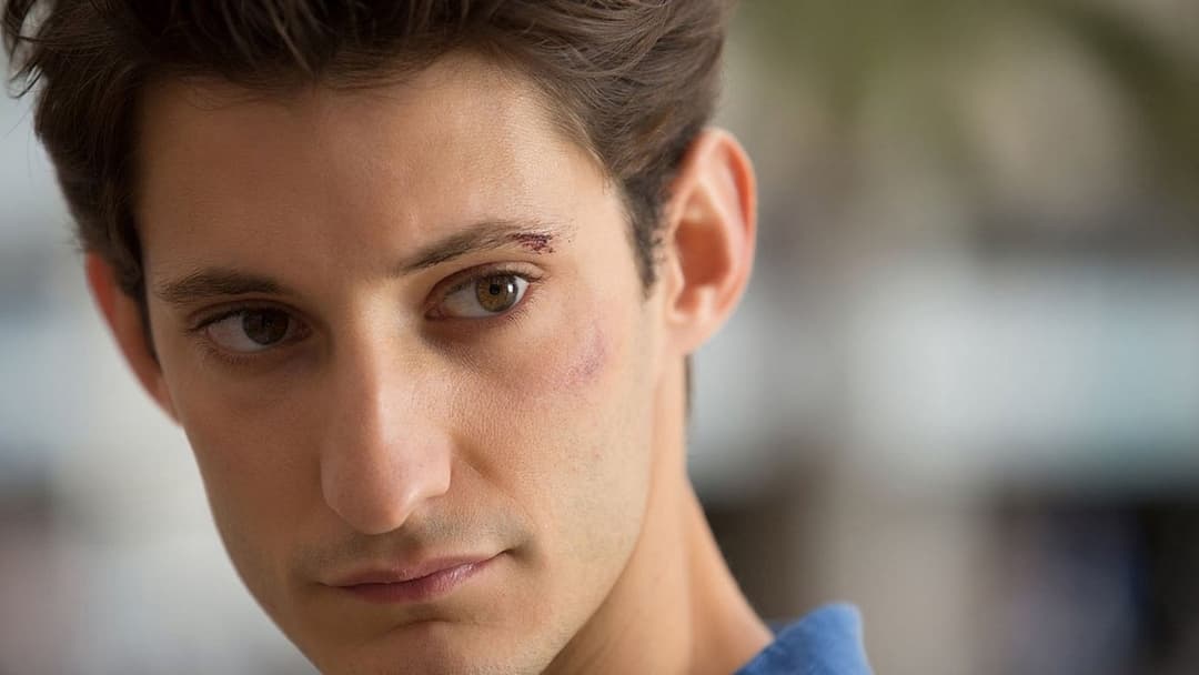 Un Homme idéal backdrop 4