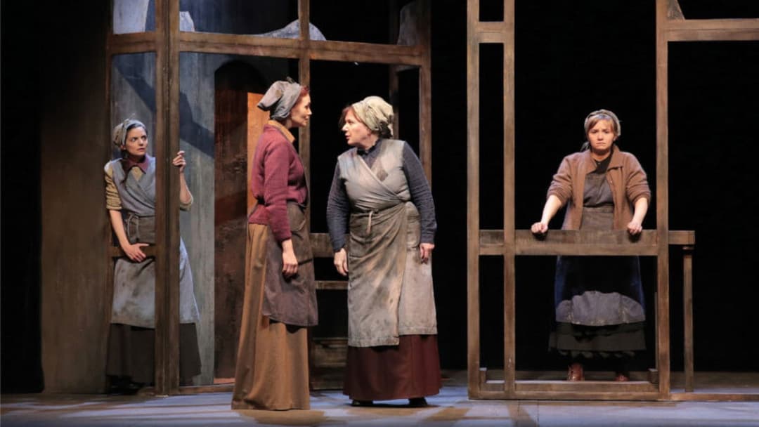 Les Filles Aux Mains Jaunes backdrop 4