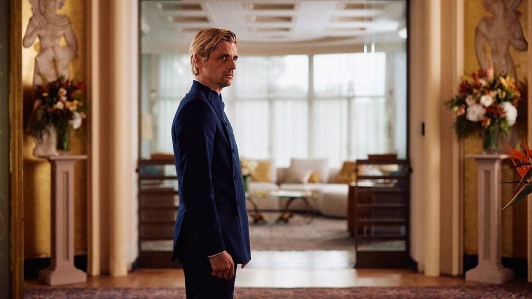 The Richest Woman in the World backdrop 7