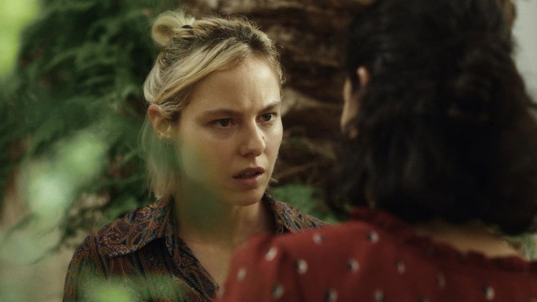 À voix basse backdrop 3