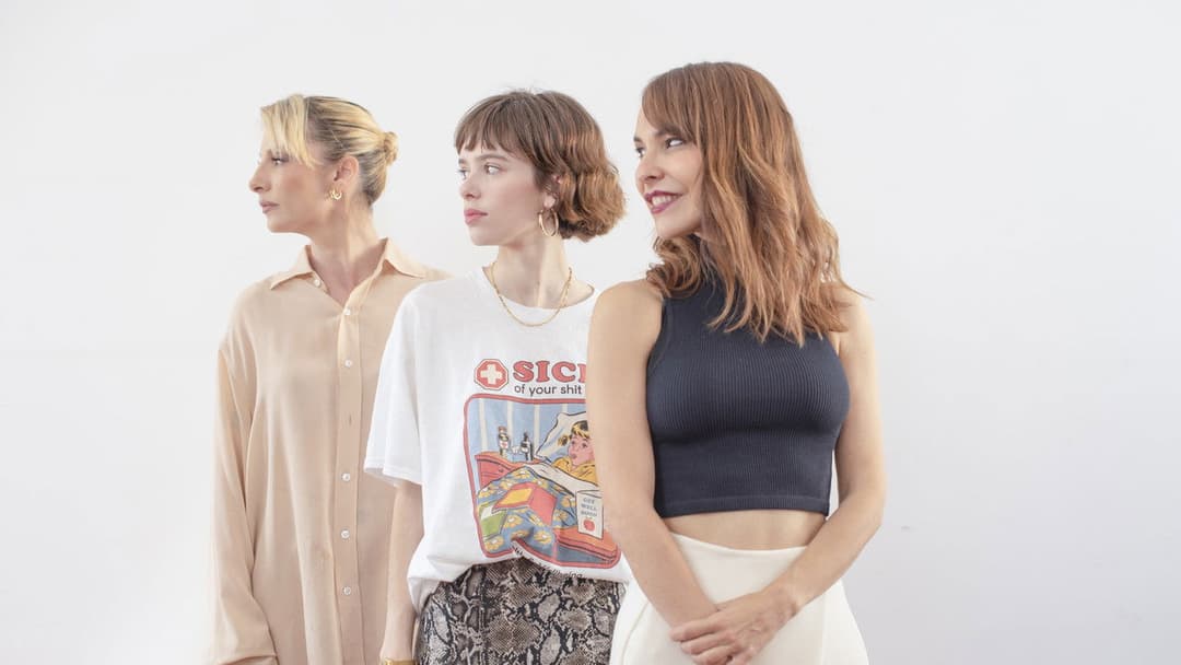 La virgen roja backdrop 4