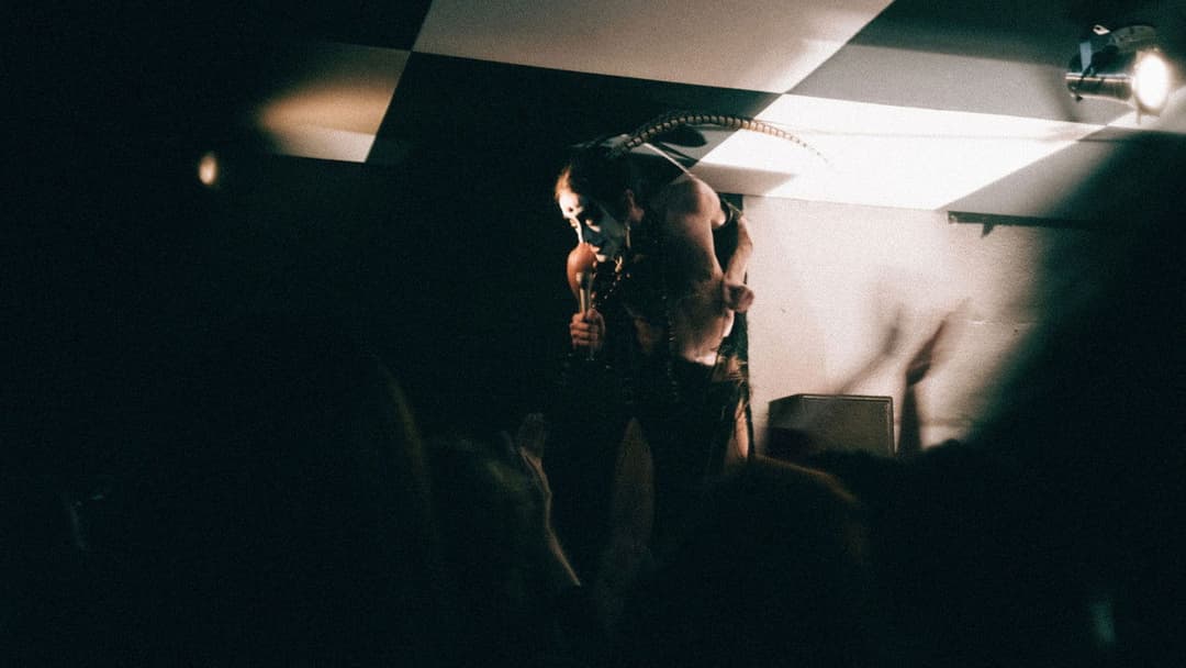 Homem com H backdrop 7