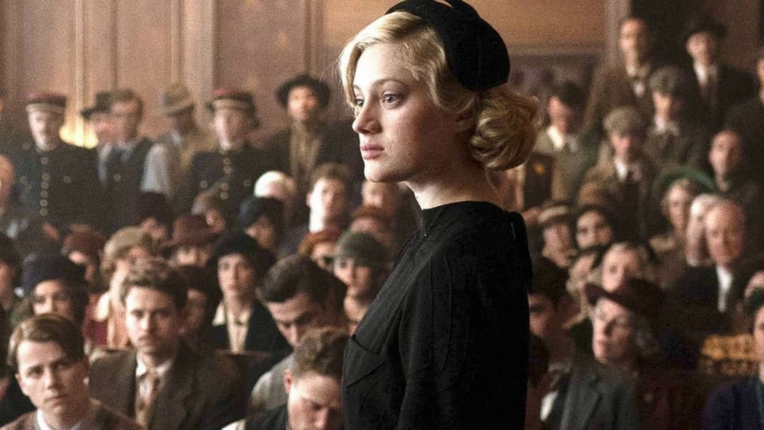 Мій злочин backdrop 12