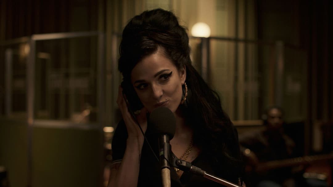 Емі Вайнгауз: Back to Black backdrop 14