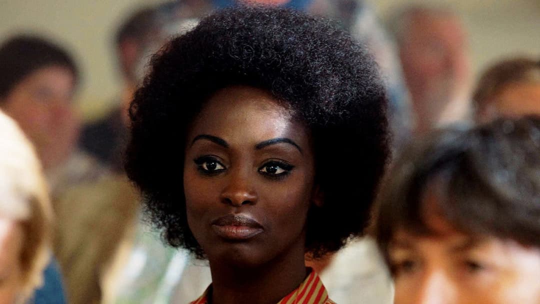 Bienvenue à Marly-Gomont backdrop 19