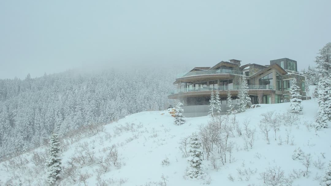 Mountainhead - Gipfel der Macht backdrop 5