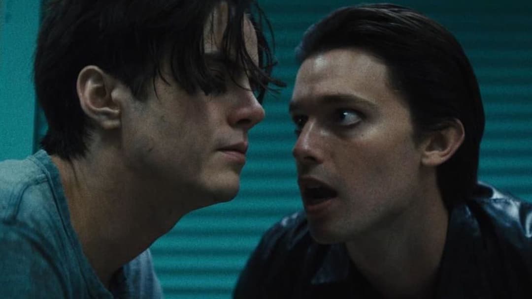 Деніел несправжній backdrop 3