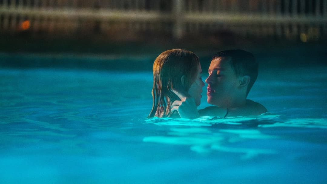 Хороша погана дівчинка backdrop 2