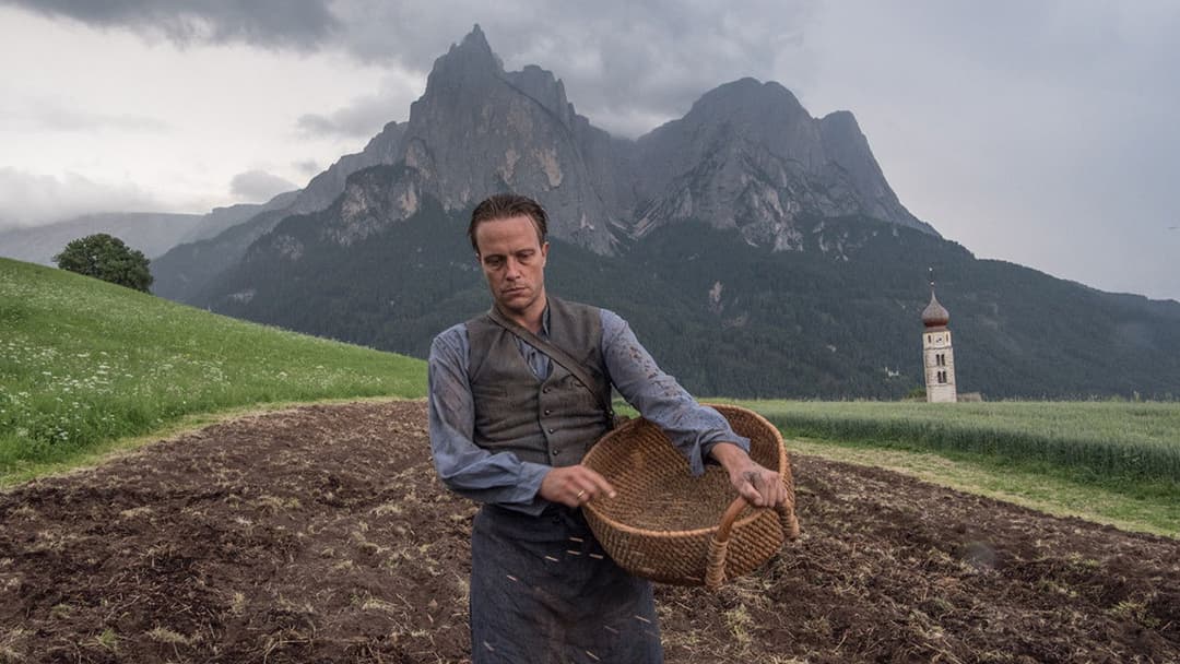 Приховане життя backdrop 11