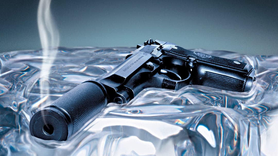 007: Помри, але не зараз backdrop 1