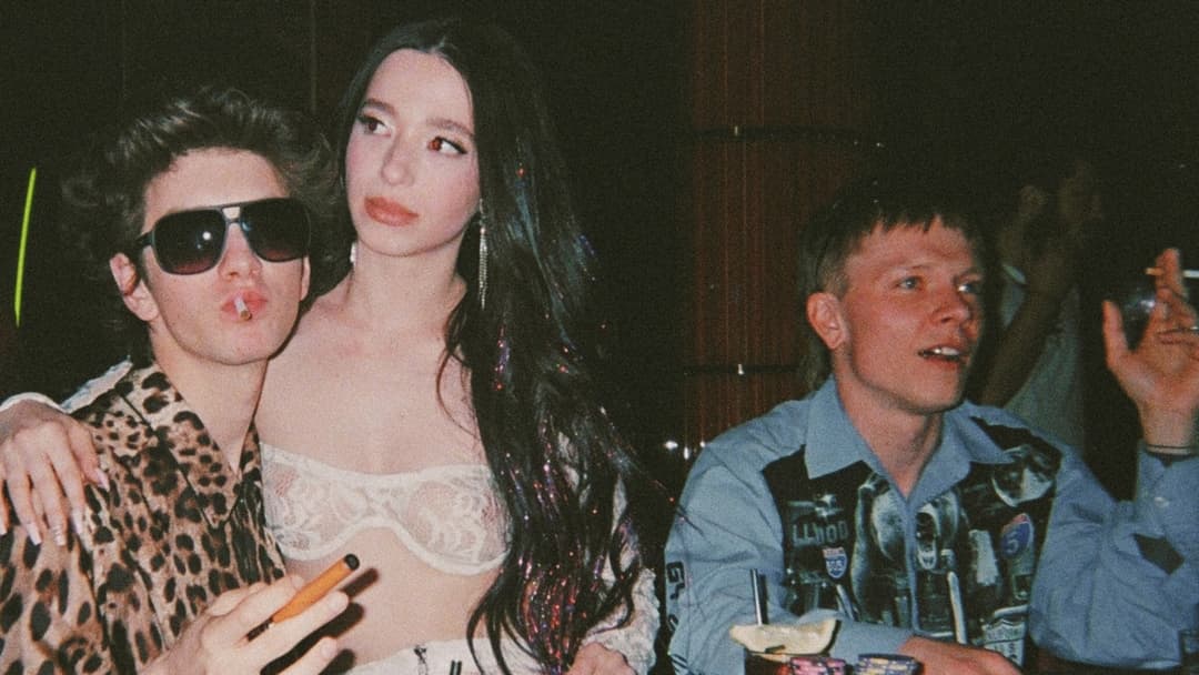 Анора backdrop 19