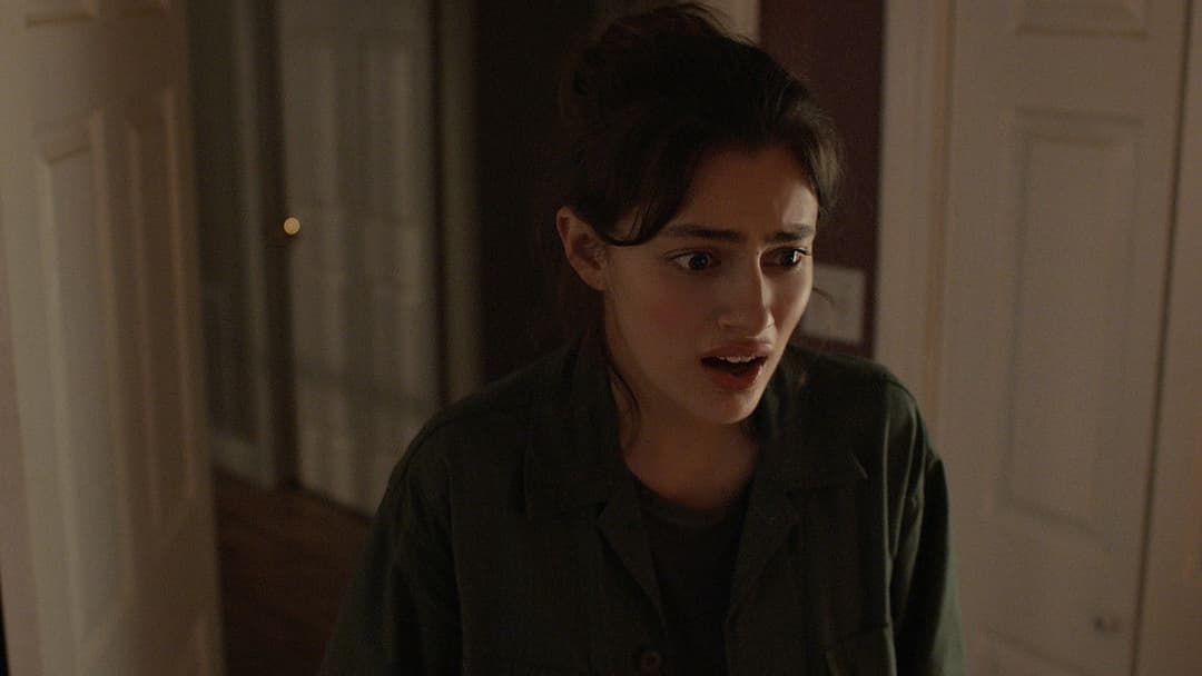 Ma - Sie sieht alles backdrop 6