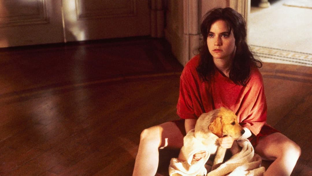 Самотня біла жінка backdrop 3