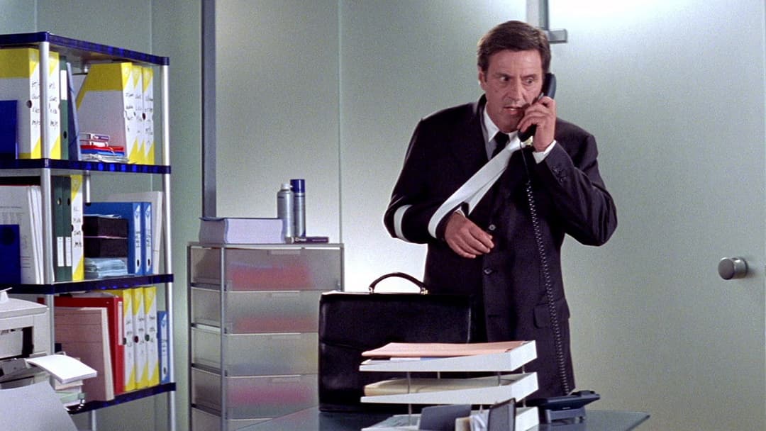 Ein Mann sieht rosa backdrop 7