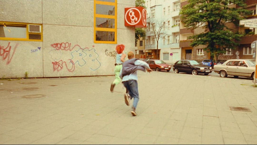 Біжи, Лоло, біжи backdrop 2