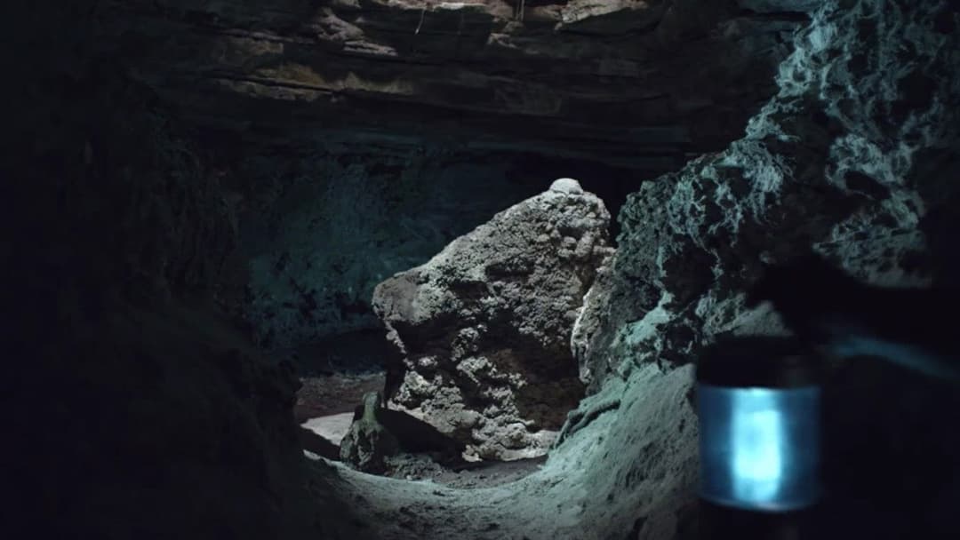 Die Höhle - Das Tor in eine andere Zeit backdrop 7