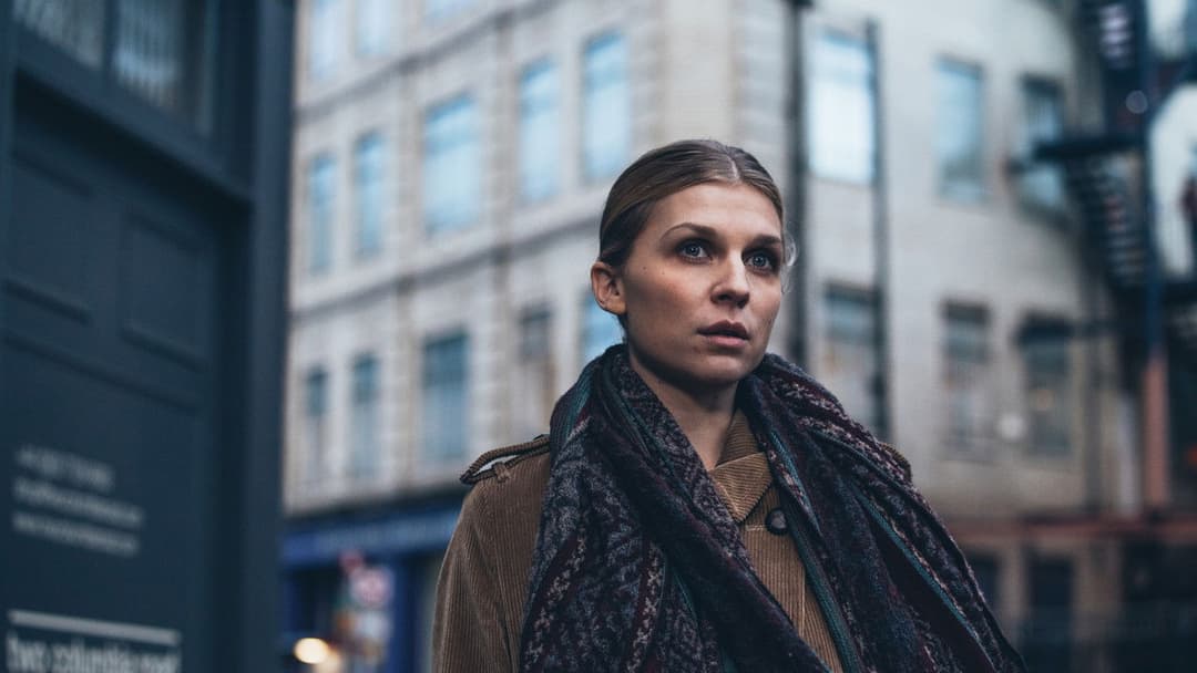 The Ones Below backdrop 9