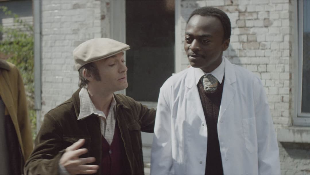 Bienvenue à Marly-Gomont backdrop 9