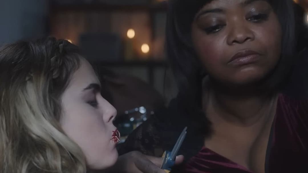 Ma - Sie sieht alles backdrop 16