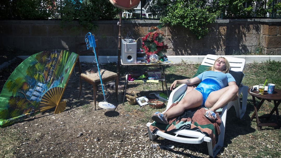 Favolacce backdrop 5