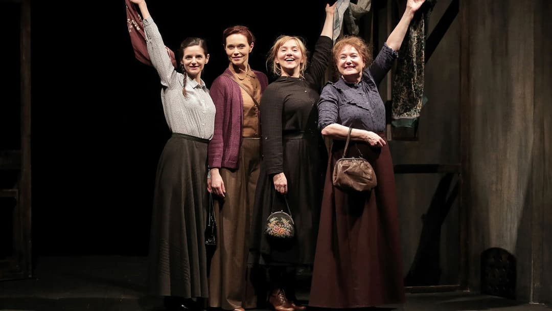 Les Filles Aux Mains Jaunes backdrop 5