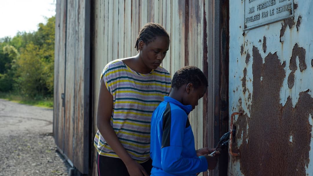 Tori et Lokita backdrop 7